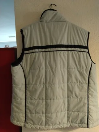 Chaleco acolchado celeste. Sin mangas.