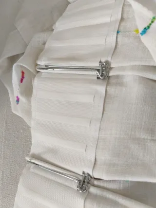 Cortinas dormitorio/salita blanco roto y detalles