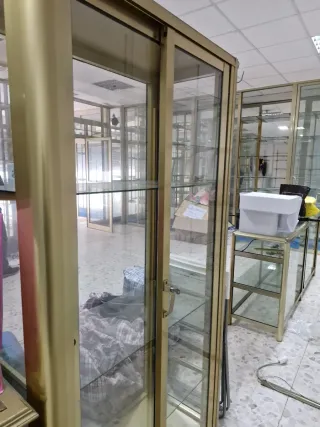 Estanterías y mostradores. Precio a covenir