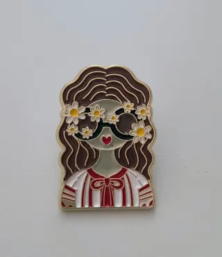 Spilla ragazza hippie con fiori e occhiali