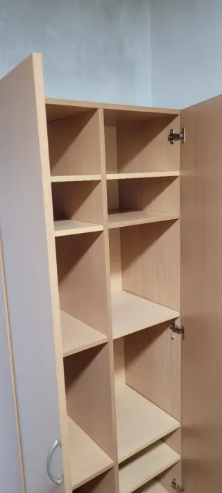 Armario de madera beige y marrón