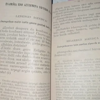 Antiguo libro religioso en euskera y latín