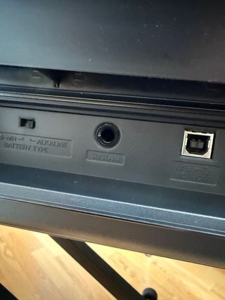 Teclado Yamaha EZ-220, soporte teclado y cubierta