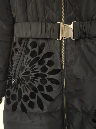 Abrigo Desigual Negro con Cinturón