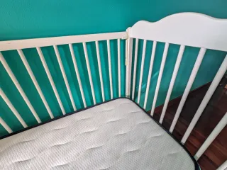 Cuna de madera blanca