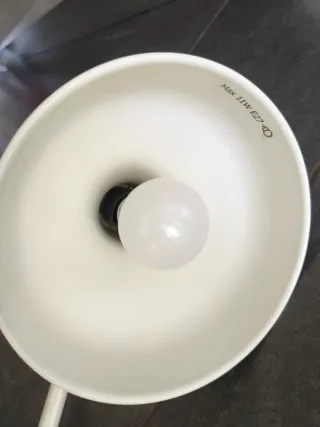 Lámpara de mesa dorada y blanca