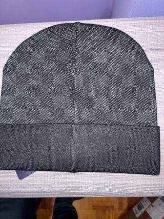 Cappellino nero con motivo a griglia