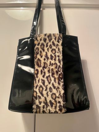 Bolso charol negro con estampado animal