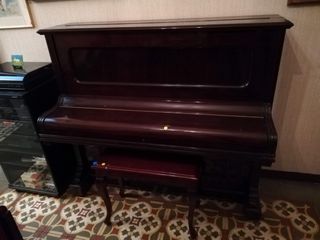 Piano de paret Guarro amb banqueta