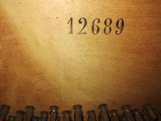 Piano de paret Guarro amb banqueta