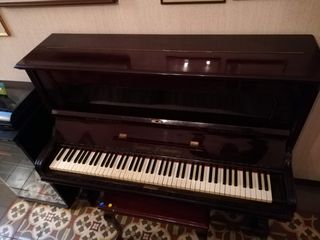 Piano de paret Guarro amb banqueta