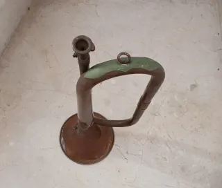 Trompeta antigua de latón.