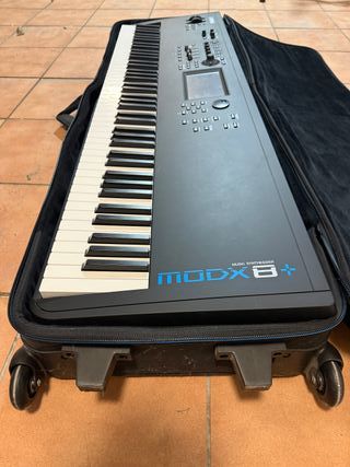 Yamaha MODX8+ con soporte y funda