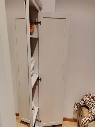 Armario de madera blanco con espejo