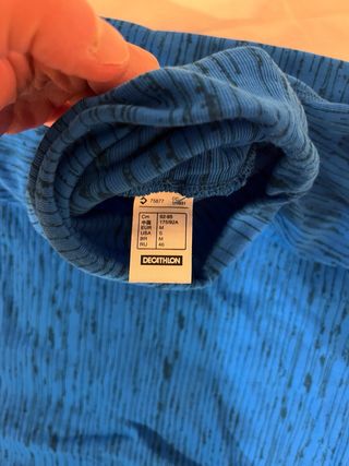 Camiseta térmica azul cuello alto