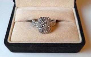 Anello di fidanzamento con pavé di zirconi