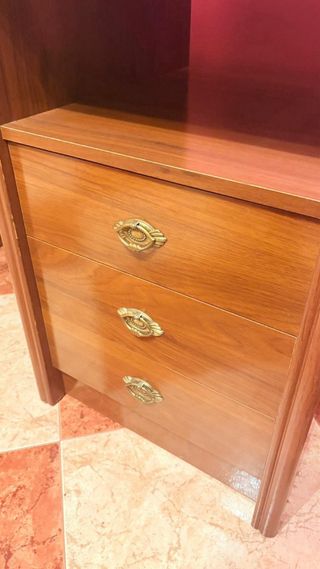 Escritorio de madera marrón con cajones