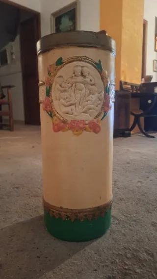 Paragüero decorado con querubines