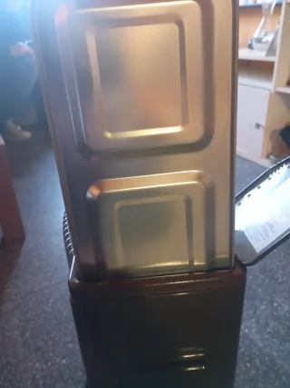 Estufa de parafina negra y plateada