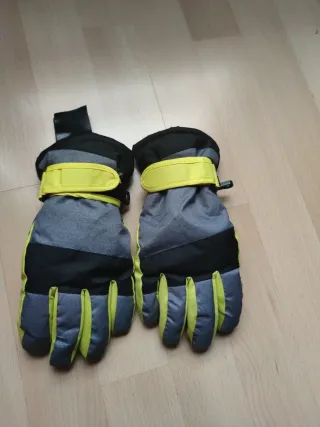 Botas de nieve talla 33 y guantes talla 6