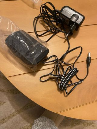 Máquina de coser portátil blanca