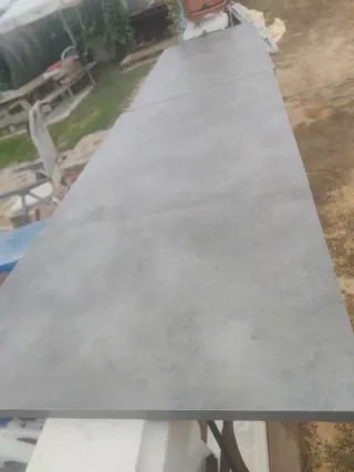 Encimera de madera gris.