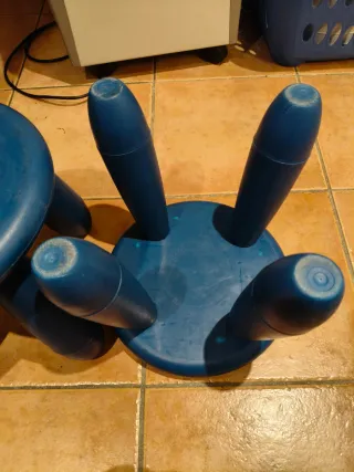 Taburetes azules de plástico i taburete madera