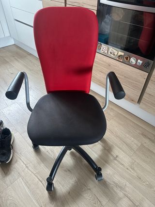 Silla de escritorio ergonómica roja y negra