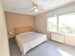 Cabezal y mesitas de noche de madera maciza