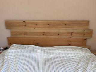 Cabezal y mesitas de noche de madera maciza