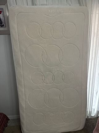 Cama individual con colchón incluido en el precio