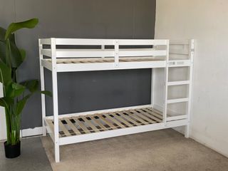 Litera nueva de madera blanca