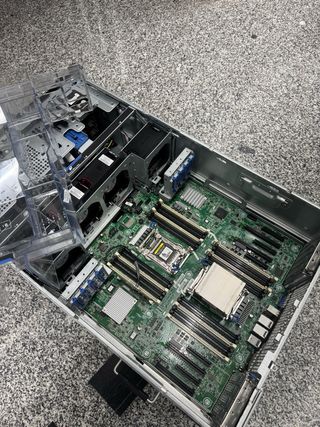 Servidor HP ProLiant ML350p Gen8