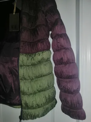 Chaquetón verde y morado con capucha