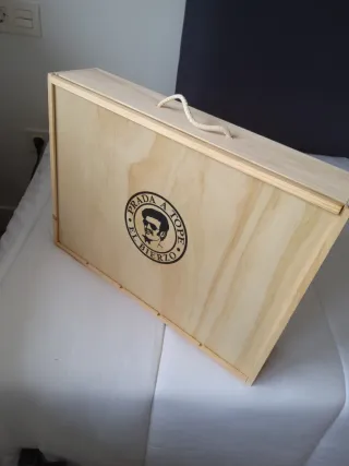 Caja de madera para vino con compartimentos.