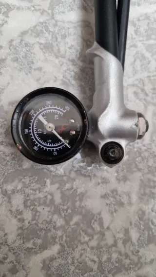 Bomba Amortiguador con Manómetro