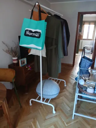 Burro perchero Ikea con ruedas