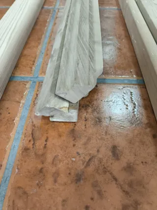 Listones de madera maciza con molduras y pasamanos