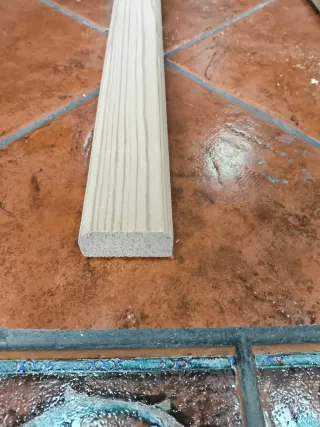 Listones de madera maciza con molduras y pasamanos