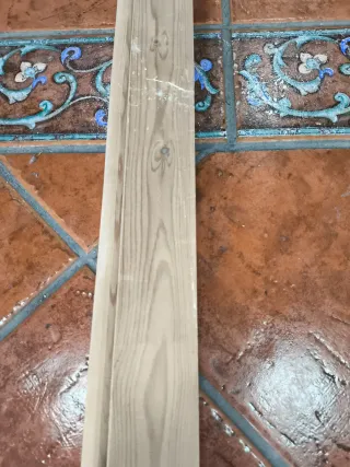 Listones de madera maciza con molduras y pasamanos