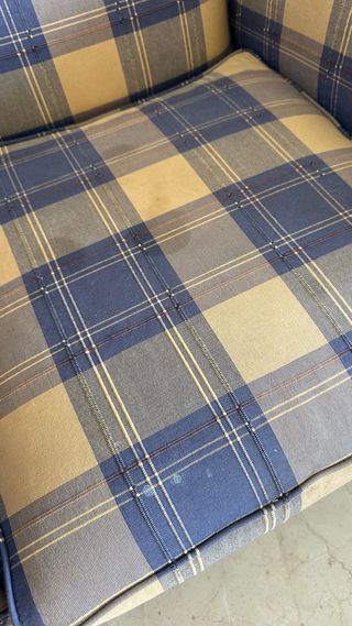 Sillón de tela a cuadros.