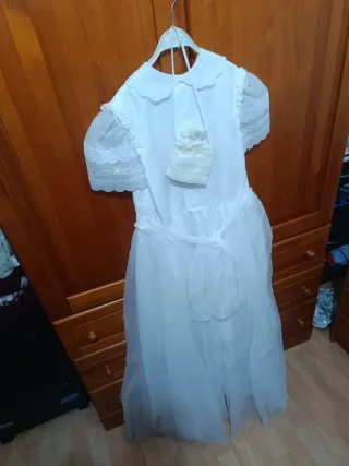 Vestido hermoso blanco de primera comunión niña.
