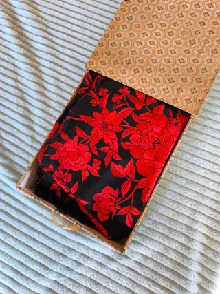 Mantón de Manila precioso negro y rojo