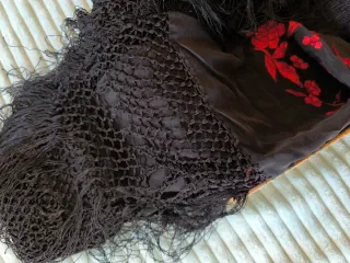 Mantón de Manila precioso negro y rojo