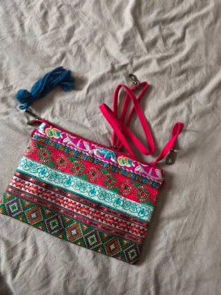 Bolso de mano bordado con flecos