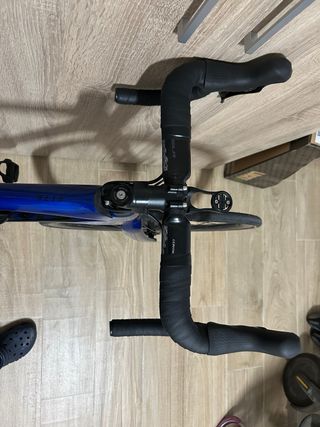 Bicicleta de carretera azul