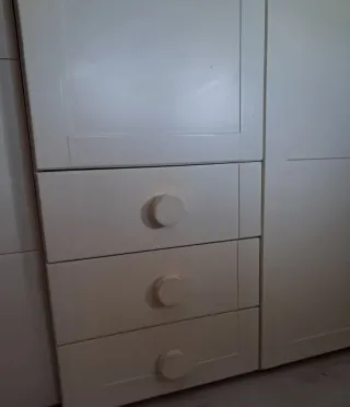 Armario de madera blanco