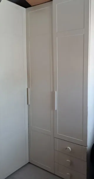 Armario de madera blanco