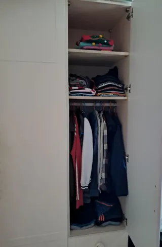 Armario de madera blanco