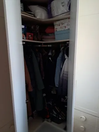 Armario de madera blanco